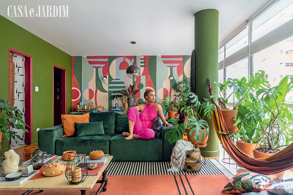 Stephanie Ribeiro mostra a decoração colorida de seu apartamento em SP — Foto: Wesley Diego / Editora Globo