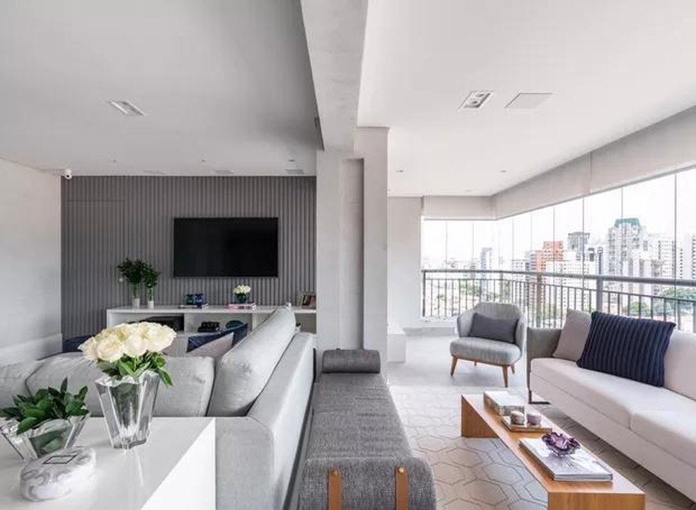 Projeto adapta living e quarto de bebê para o primeiro apê do casal