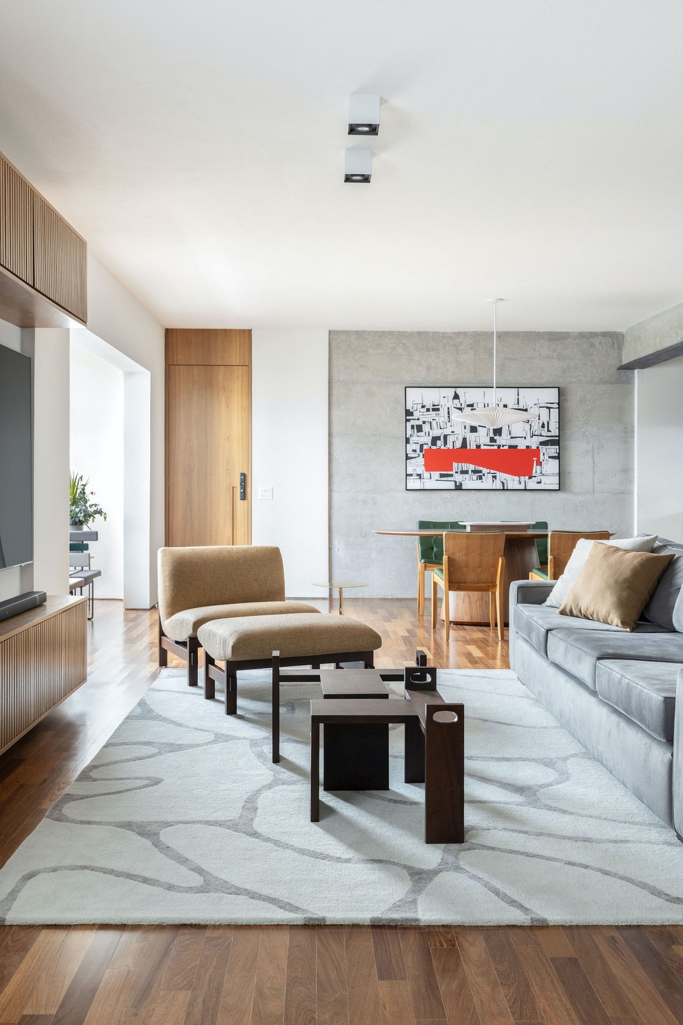 Reforma garante layout aberto e luz natural a apartamento de 145 m²