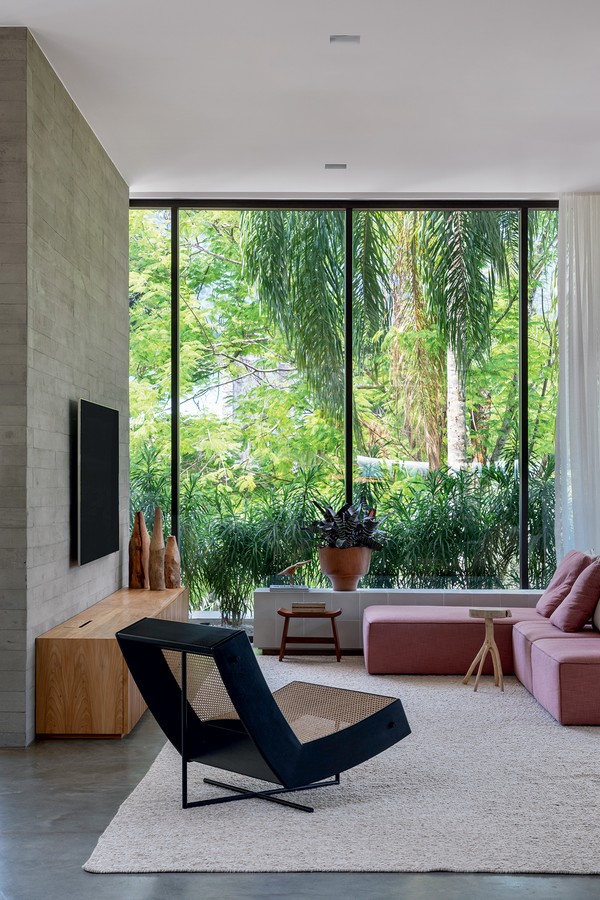 Como fazer a TV ficar bonita na sala de estar: dicas + 40 inspirações
