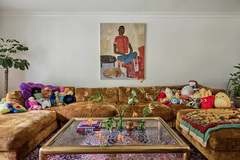 O sofá gigante com bichinhos de pelúcia é destaque na sala — Foto: Jenna Peffley / Reprodução