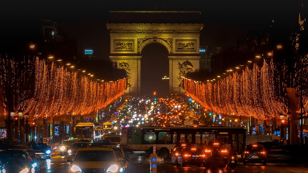 Árvores ao longo da Champs-Élisées são decoradas com luzes de Natal — Foto: Pexels/Kab Visuals/Creative Commons