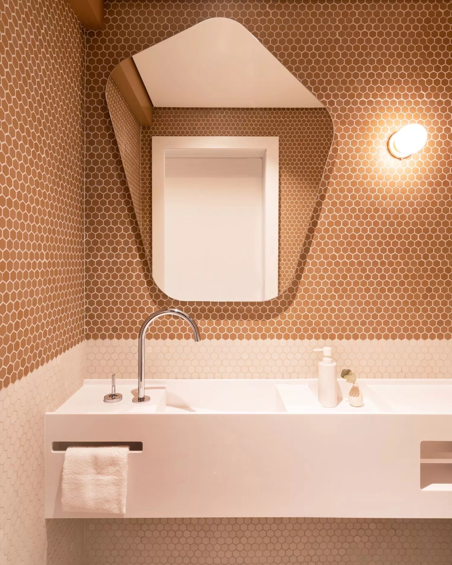 Pastilhas e bancada com vão embaixo são indicadas para banheiros sem janelas. Projeto do Voilà Studio — Foto: Roberta Gewehr / Divulgação