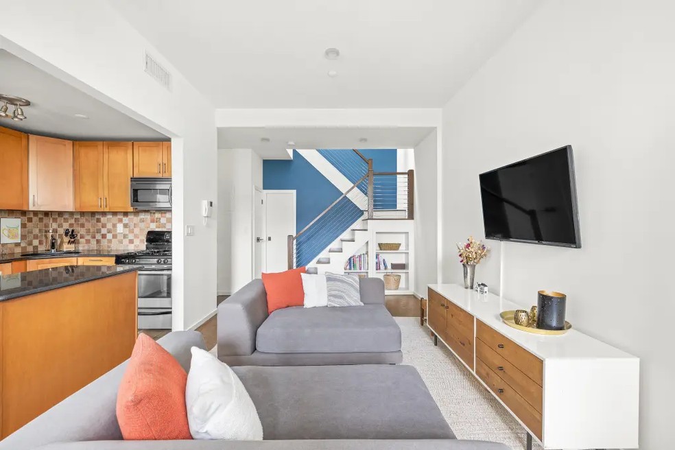 Sala de estar do apartamento de Jay-Z — Foto: Allyson Ludlow for The Corcoran Group/The New York Post/Reprodução
