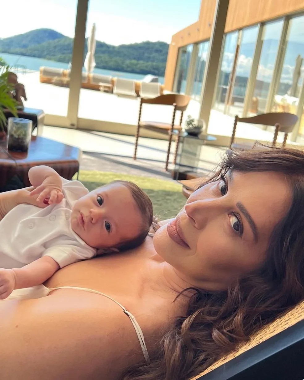 Claudia Raia com o filho na poltrona Rio — Foto: Reprodução/Instagram