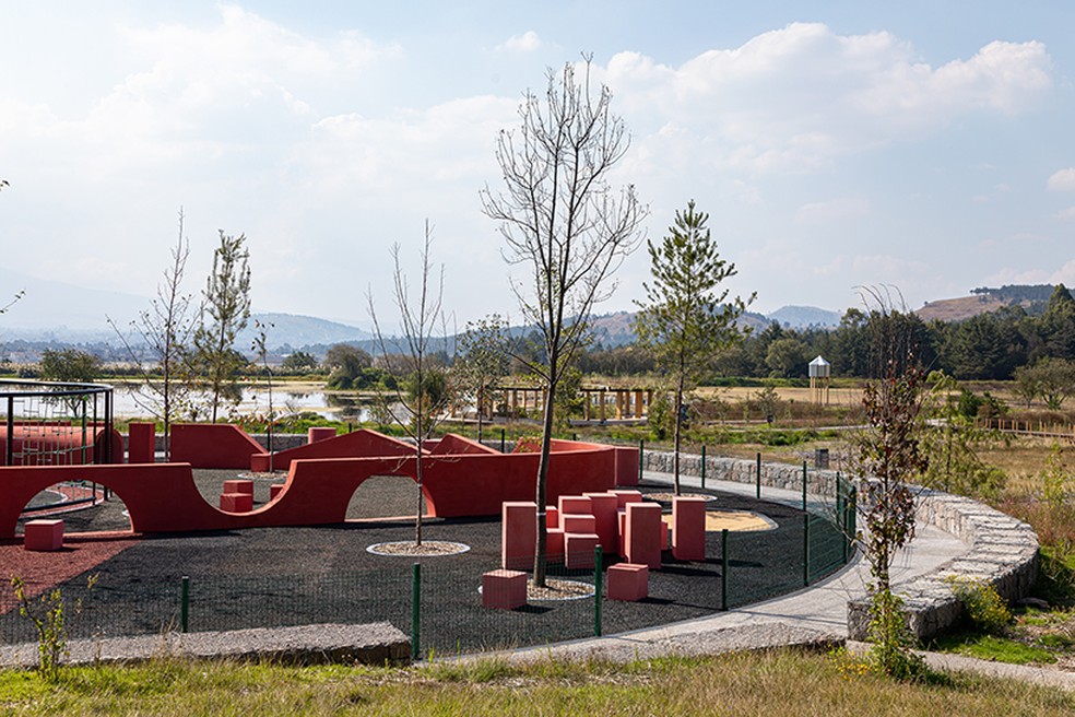 Pavilhão circular de madeira recupera área alagada em parque no México