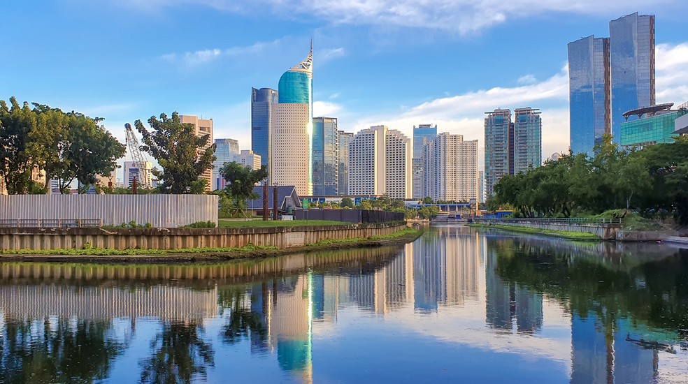 Jacarta, na Indonésia, enfrenta taxas de subsidência de dezenas de centímetros por ano e é um exemplo de cidade que combina medidas para conter o afundamento do solo e adaptar a infraestrutura urbana — Foto: Getty Images