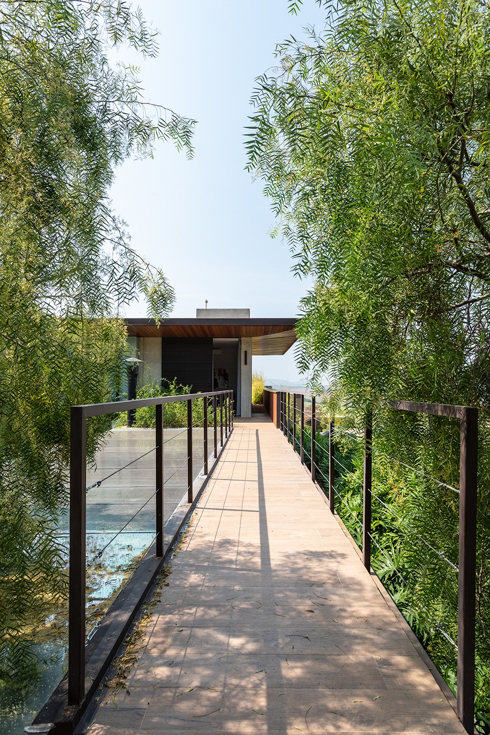 Casa contemporânea é envolvida pela natureza e se integra à paisagem