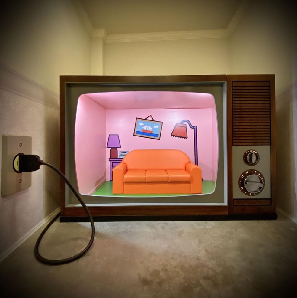 Réplica gigante de uma TV tubo tem até fio que liga no interruptor modelo antigo — Foto: Big Land / Instagram / Reprodução