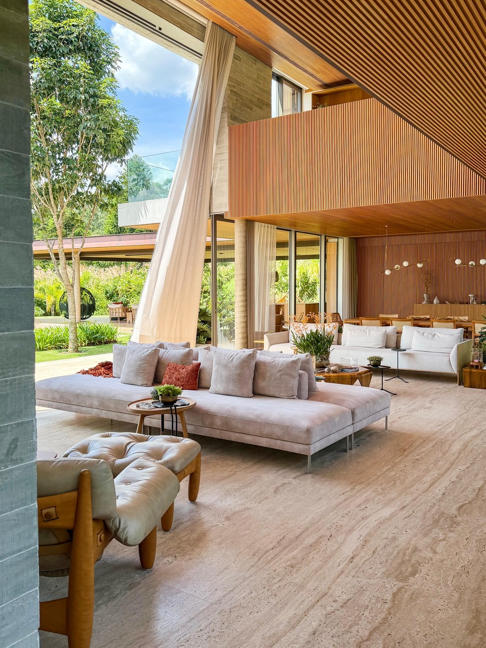 Casa no interior aposta na integração com a paisagem para desacelerar a ...
