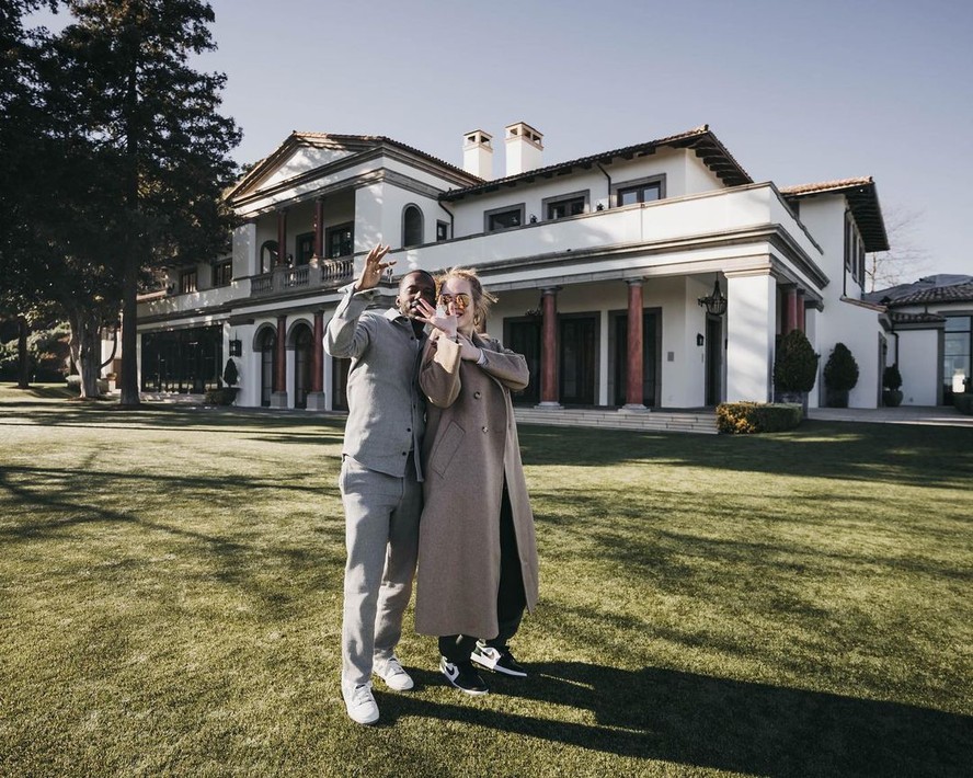 Em maio do ano passado, a cantora Adele anunciou a compra da casa em suas redes sociais ao posar com o noivo Rich Paul segurando as chaves