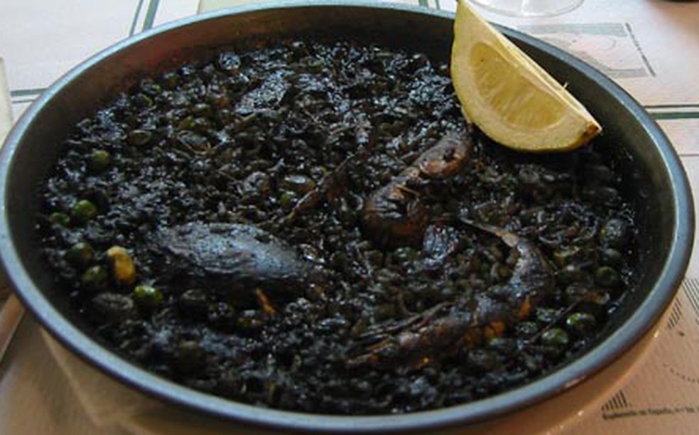 O risotto negro tem essa cor devido a tinta da lula, que também confere o sabor forte ao prato — Foto: Reprodução / Wikipedia