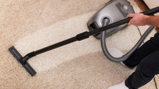Aprenda como limpar tapete a seco em casa com receitas simples