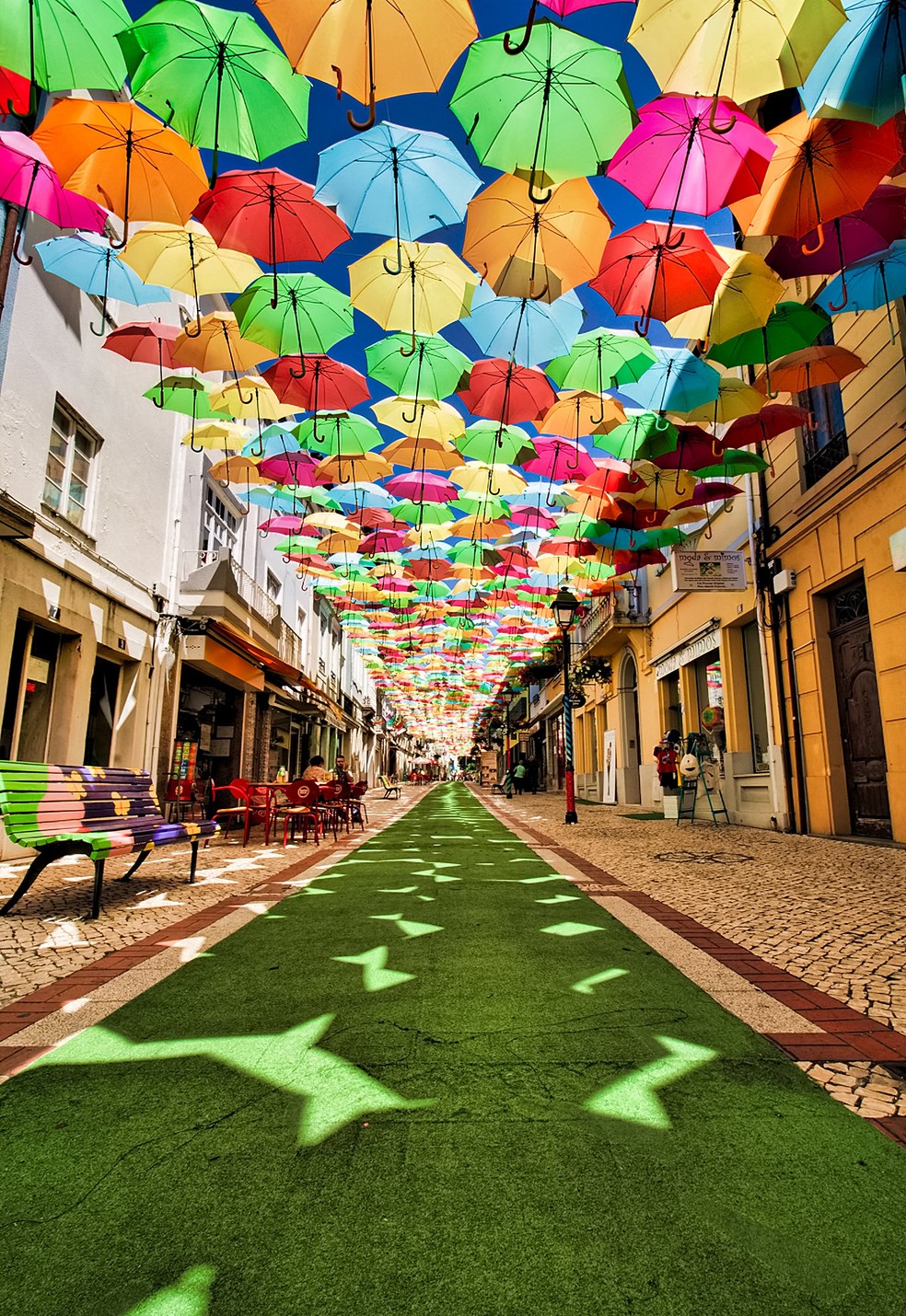 O projeto "Umbrella Sky" cria um céu colorido em Agueda, Portugal — Foto: Flickr / Kevin Lecureur Photographies / Creative Commons