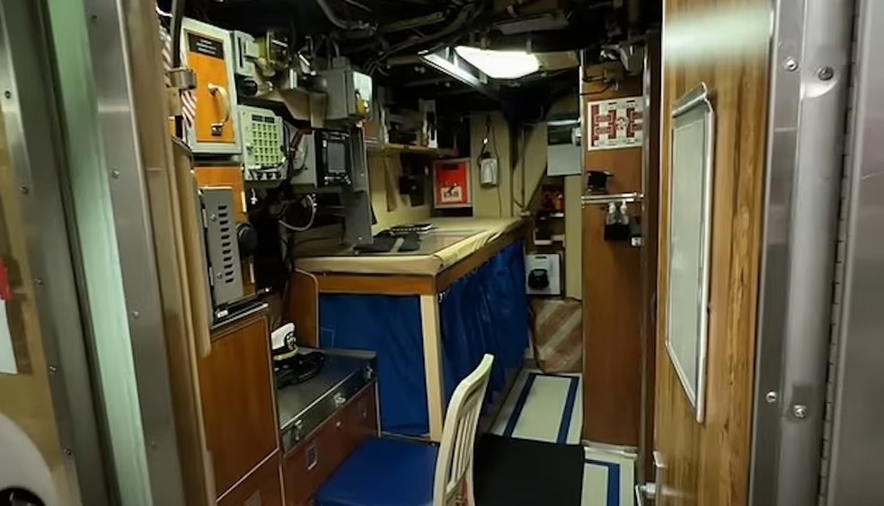 Beliche do diretor executivo do submarino tem um espaço com cortinas para um visitante  — Foto: YouTube / Barefoot Vlogger / Reprodução