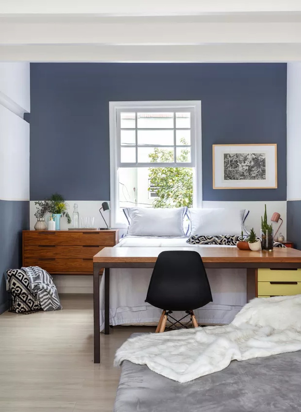 As paredes bicolor em azul e branco são o destaque deste quarto. Projeto do escritório Ise Arquitetura — Foto: Maura Mello / Divulgação