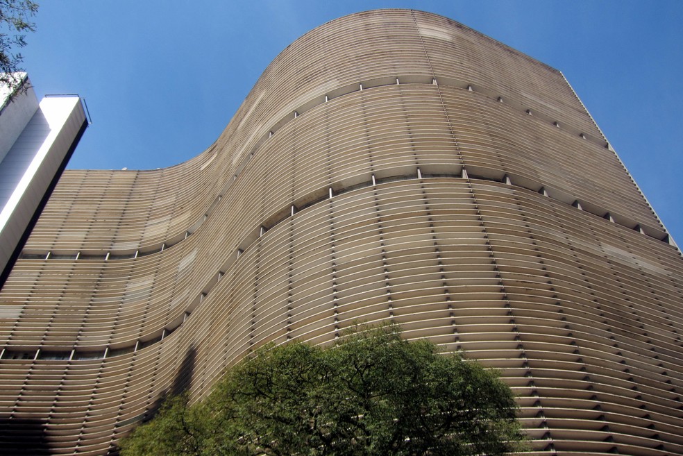 A forma sinuosa em "S" do Edifício Copan é uma das características mais marcantes da arquitetura de Oscar Niemeyer, que reflete seu apreço por curvas e o uso do concreto armado para criar estruturas inovadoras — Foto: Flickr/Wally Gobetz/Creative Commons