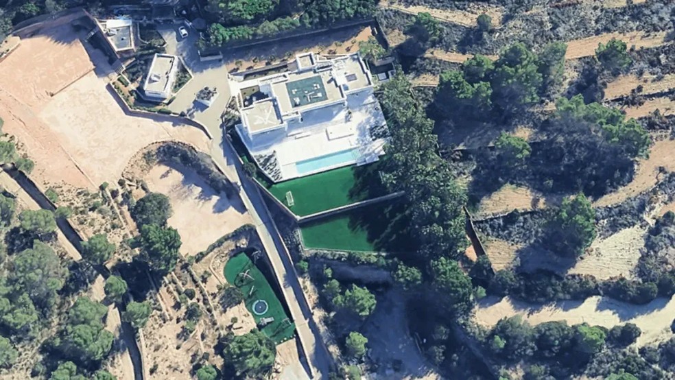A mansão de Messi em Ibiza, na Espanha, foi comprada em 2022 por quase R$ 70 milhões — Foto: Google Earth/Reprodução