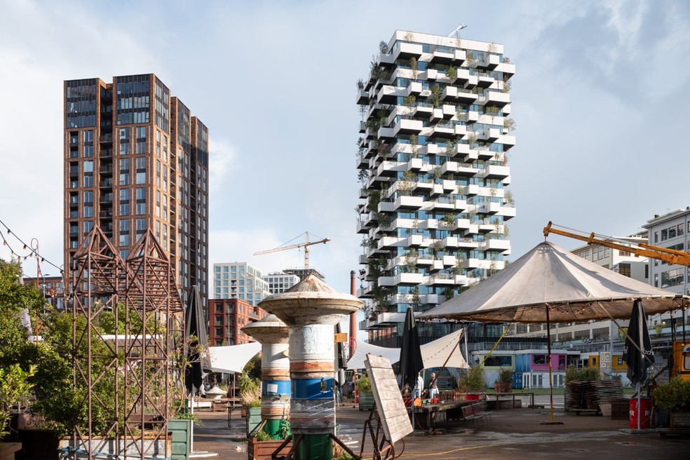 O escritório Stefano Boeri Architetti já tem 11 edifícios verdes concluídos em Milão, Huanggang, Antuérpia, Nanquim, Eindhoven e Treviso. Na foto, Trudo Vertical Forest  — Foto: Paolo Rosselli / Divulgação