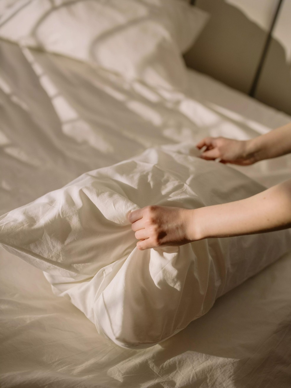 Após levantar, deve-se esperar de uma a duas horas para arrrumar a cama, evitando a propagação de ácaros  — Foto: Pexels/ cottonbro/ CreativeCommons