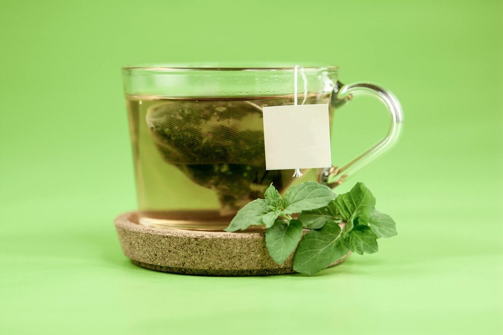 Chá para aliviar o enjoo: dicas e receitas que combatem o mal-estar