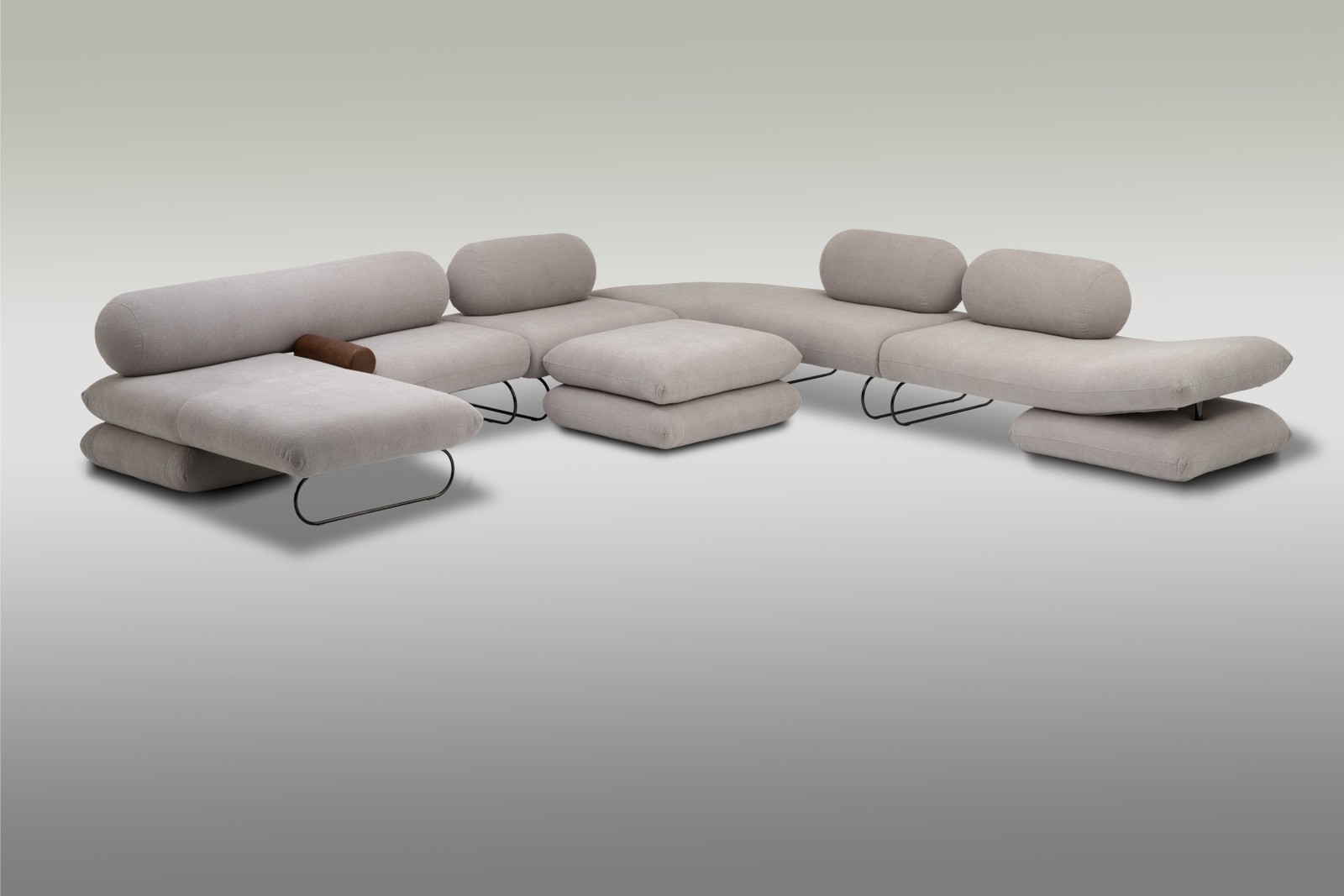 O sofá "Grafite" é um dos lançamentos trazidos pela SOL Studio para a feira. Assinado pelo designer Sergio Batista, o sofá possui design limpo e transita entre uma peça com traços orgânicos arredondados, retos e minimalistas – Divulgação