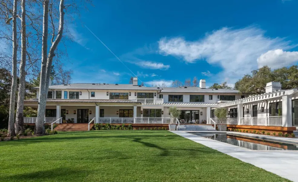 Área externa da mansão luxuosa em Los Angeles — Foto: Berkshire Hathaway HomeServices/Reprodução
