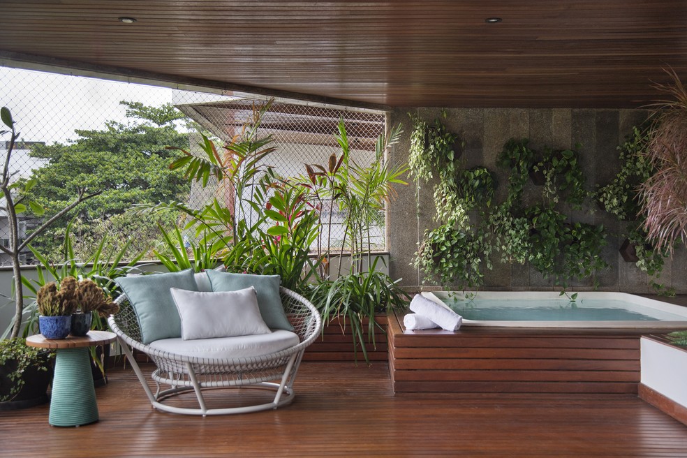 A recomendação dos arquitetos é priorizar funcionalidades da hidromassagem que realmente façam diferença no uso cotidiano, evitando recursos pouco utilizados — Foto: Raiana Medina/Divulgação | Paisagismo desenvolvido pela Horto Girassol | Projeto do Studio Drummond