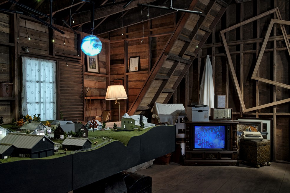 No sótão há uma maquete da cidade de Winter River, igual nos filmes de Beetlejuice — Foto: Airbnb / Divulgação
