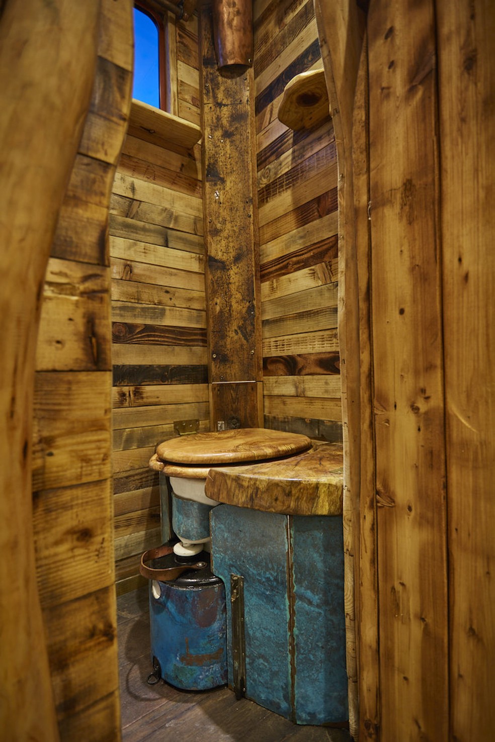 O banheiro de compostagem da casa no caminhão de cavalos é todo de madeira — Foto: House Box / Reprodução