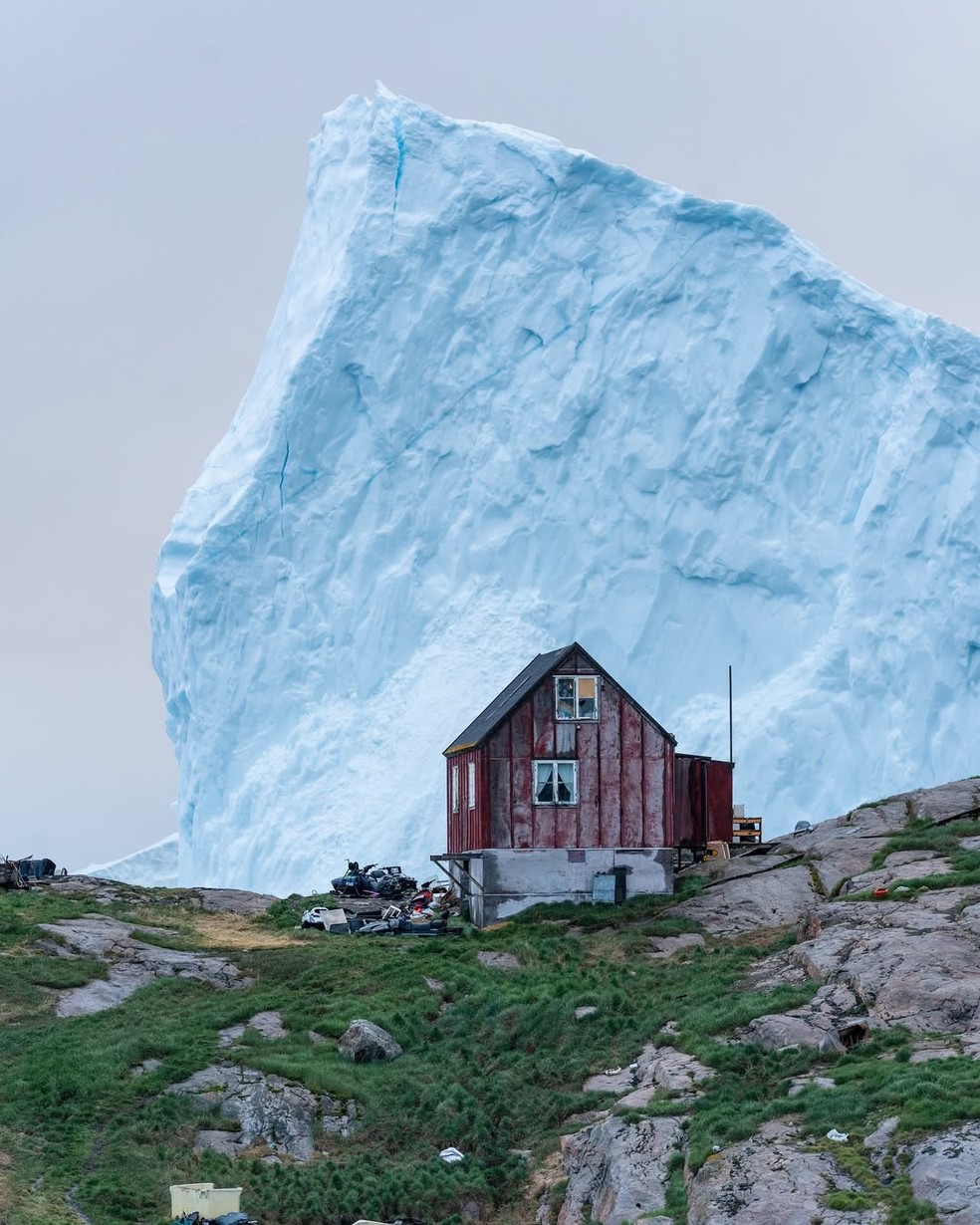 Caso o iceberg toque a costa da vila de Innaarsuit, ou se parta, ondas gigantescas podem atingir o local — Foto: Instagram/@astrodenniina/Reprodução