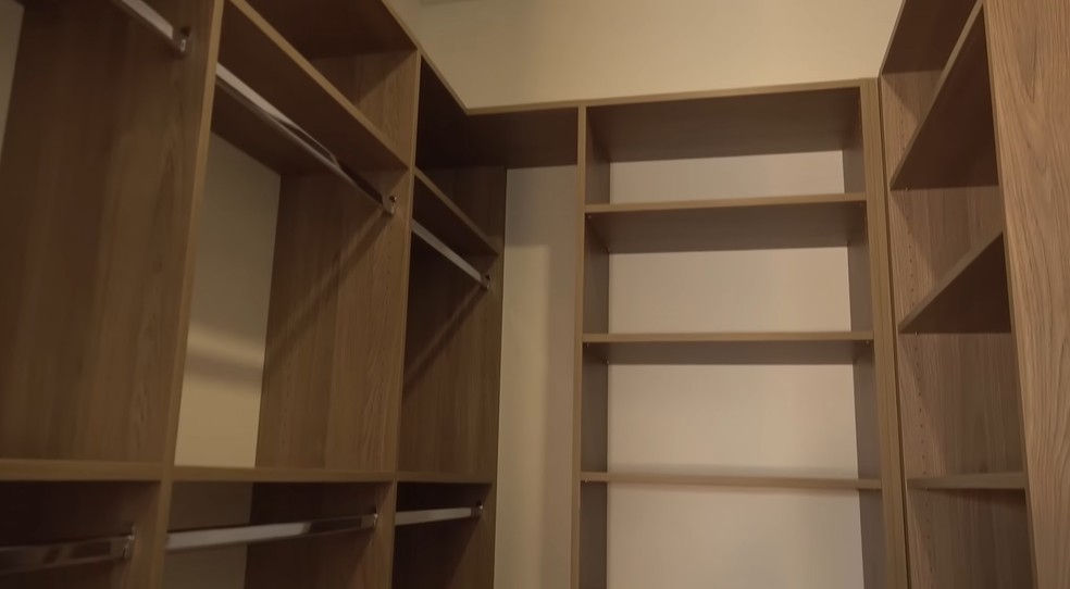 O closet do quarto é grande e espaçoso — Foto: Youtube / Reprodução