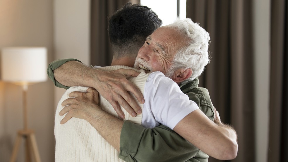 Mesmo não estando presente, o pai pode ganhar um "abraço simbólico" cheio de afeto — Foto: Freepik / Creative Commons