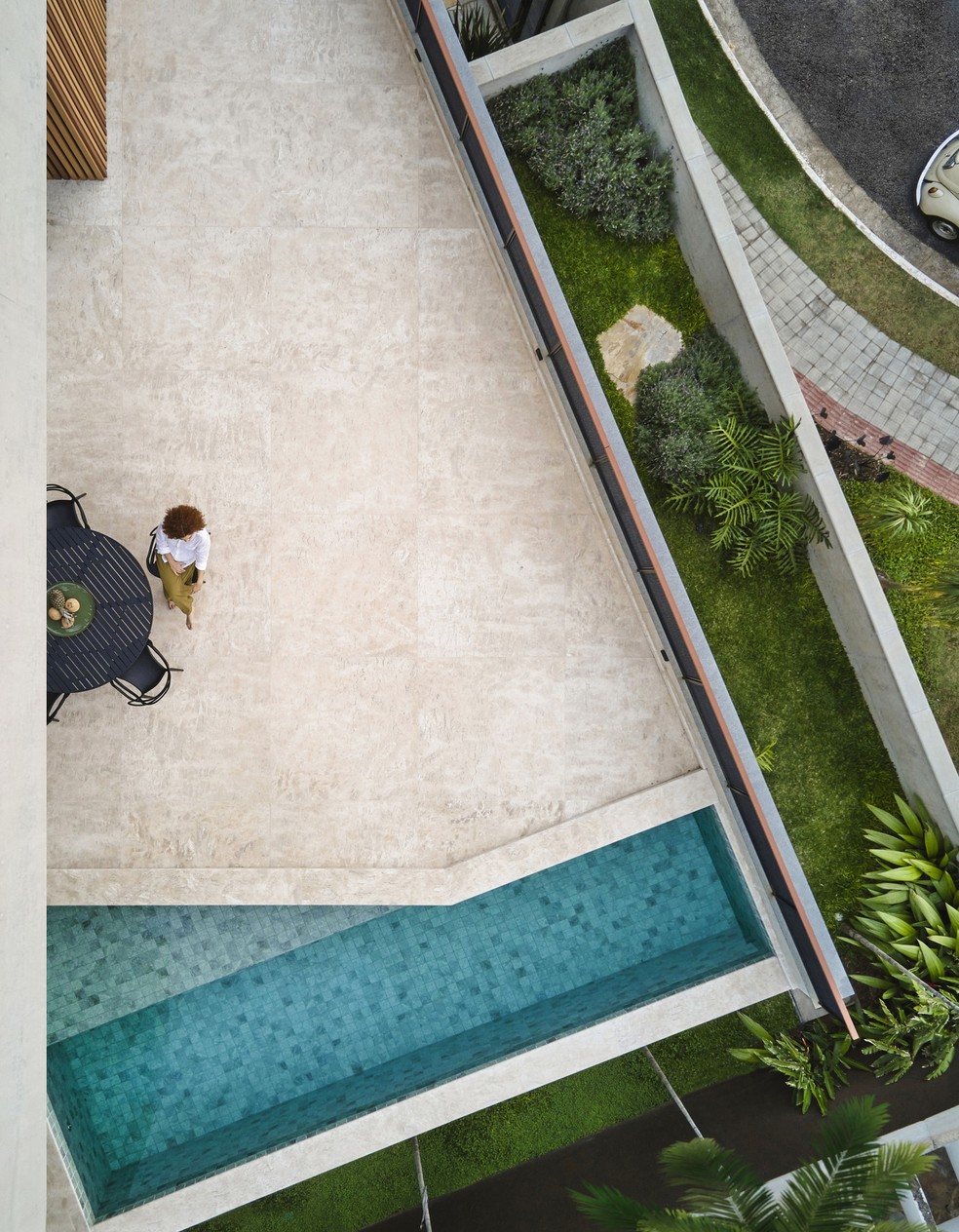 VARANDA | A piscina disposta na varanda cria um ambiente único e mantém a proposta de integração com a natureza — Foto: Jomar Bragança / Divulgação | Produção: Studio Tertúlia