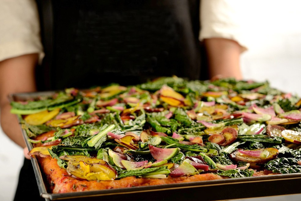 A pizza de escarola, abobrinha e azeitona é feita com massa clássica italiana — Foto: Da Mooca Pizza Shop / Divulgação