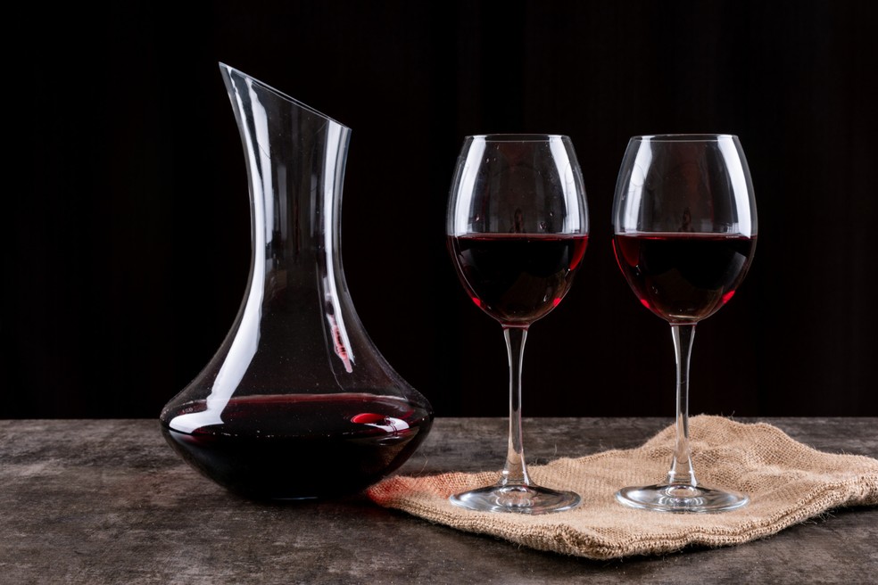 O processo de decantação é mais indicado para vinhos antigos ou tintos, que costumam formar borras com o tempo — Foto: Freepik / @8photo / CreativeCommons