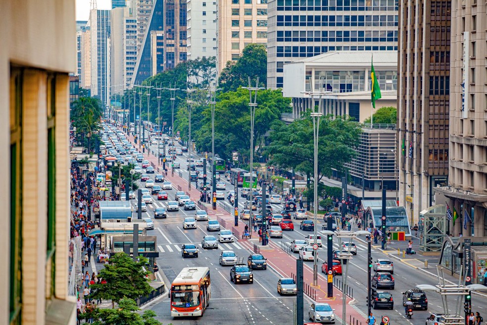 Avenida Paulista, em São Paulo: um dos locais da cidade que conta com trechos de rede elétrica subterrânea — Foto: Pexels/Lucas Pezeta/Creative Commons