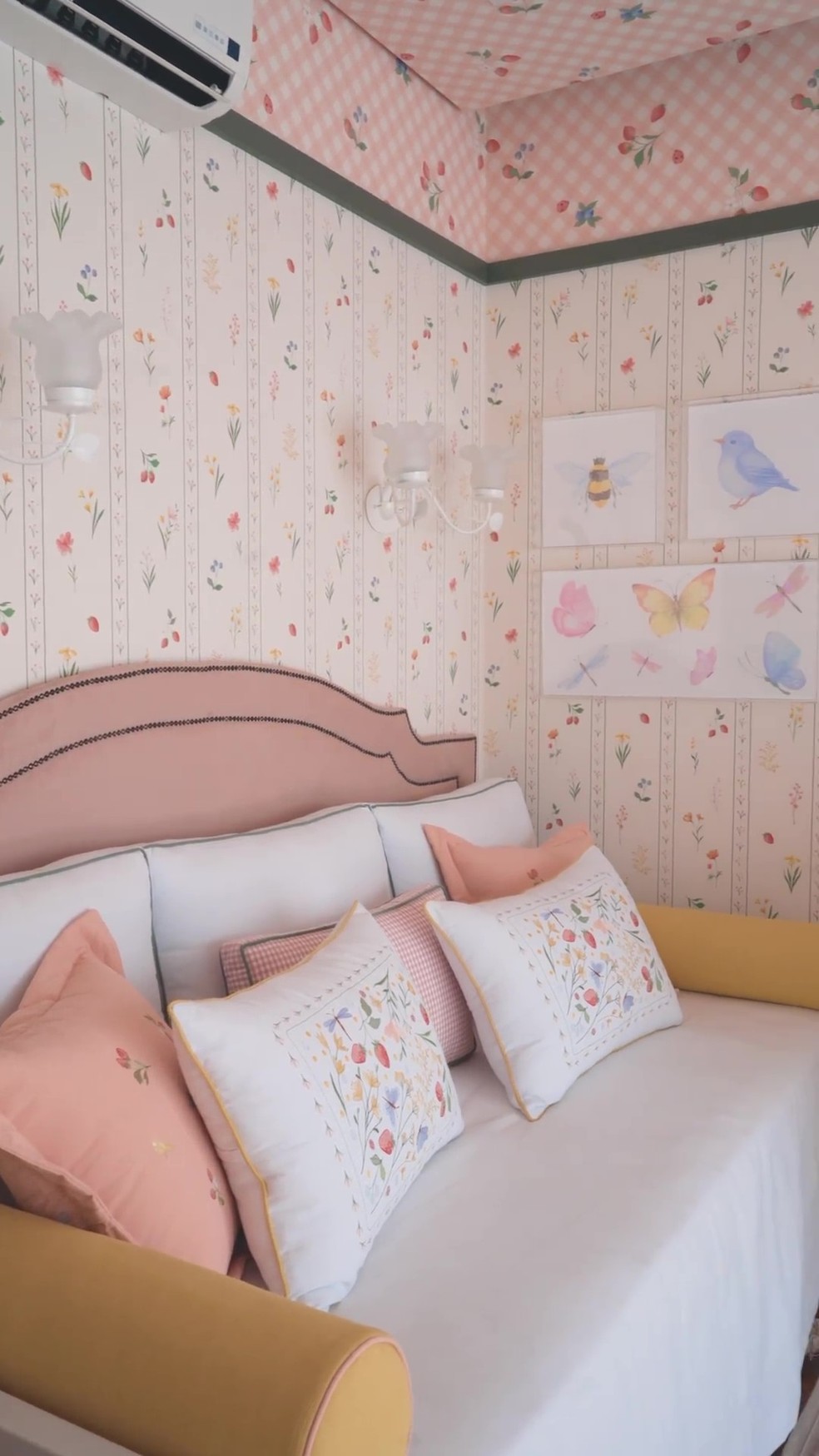 O enxoval da cama, berço, almofadas, trocador, toalhas, fraldinhas e mantas é da Algoducci (@algoducci). Os papéis de parede são da JVN (@jvnpapeisdeparede) — Foto: Instagram / Reprodução