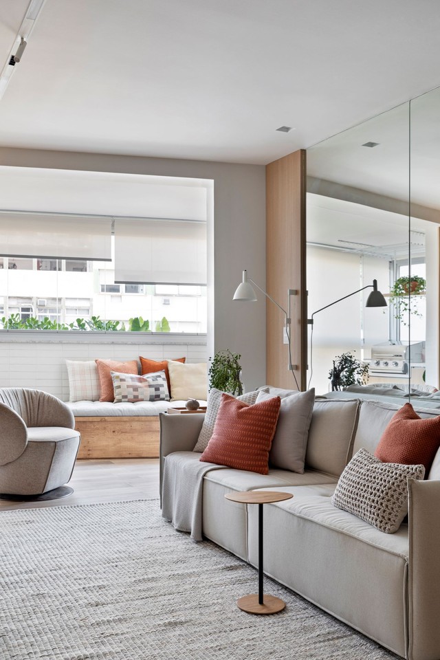 Tons neutros e texturas dão amplitude e conforto a apartamento de 70 m²