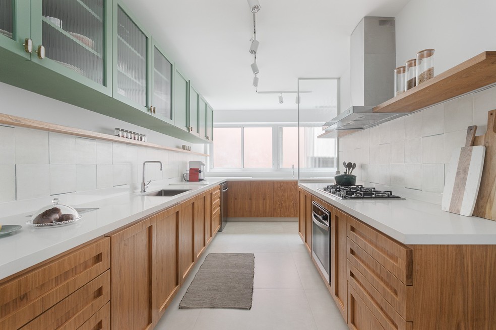 COZINHA | A mesma tonalidade usada no louceiro aparece nos armários da cozinha, conferindo unidade na decoração — Foto: Gisele Rampazzo / Divulgação