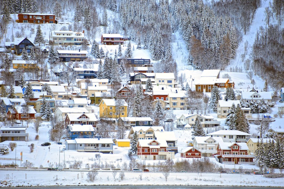 A cidade norueguesa de Tromso é garantia de um Natal colorido e nevado — Foto: Flickr / Diana Robinson / Creative Commons