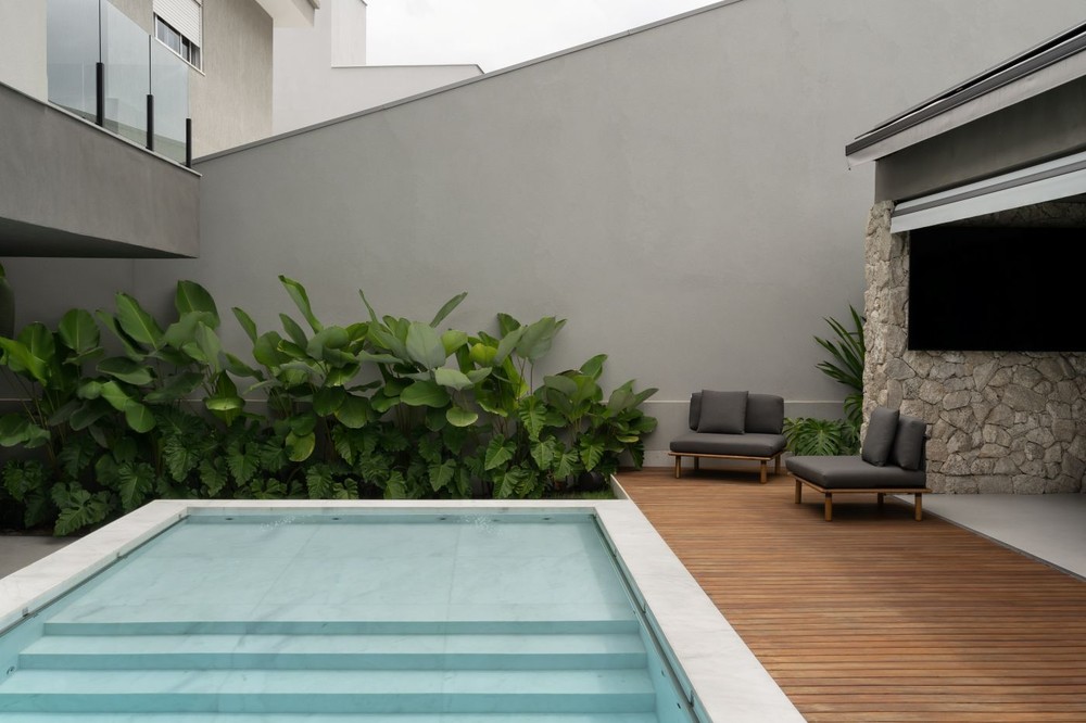 Pedra e madeira são protagonistas em casa que conecta living, gourmet e ...