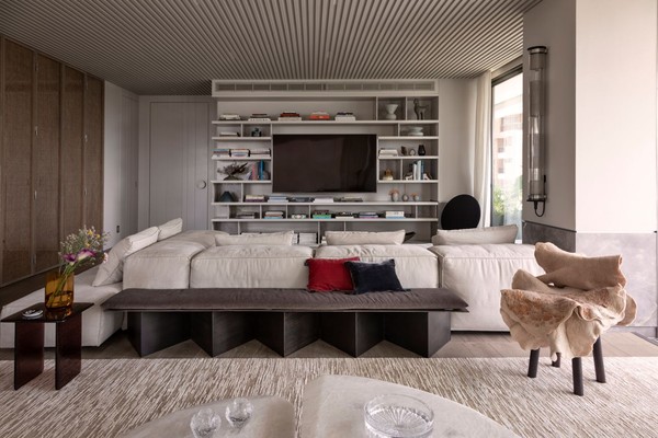 Como fazer a TV ficar bonita na sala de estar: dicas + 40 inspirações