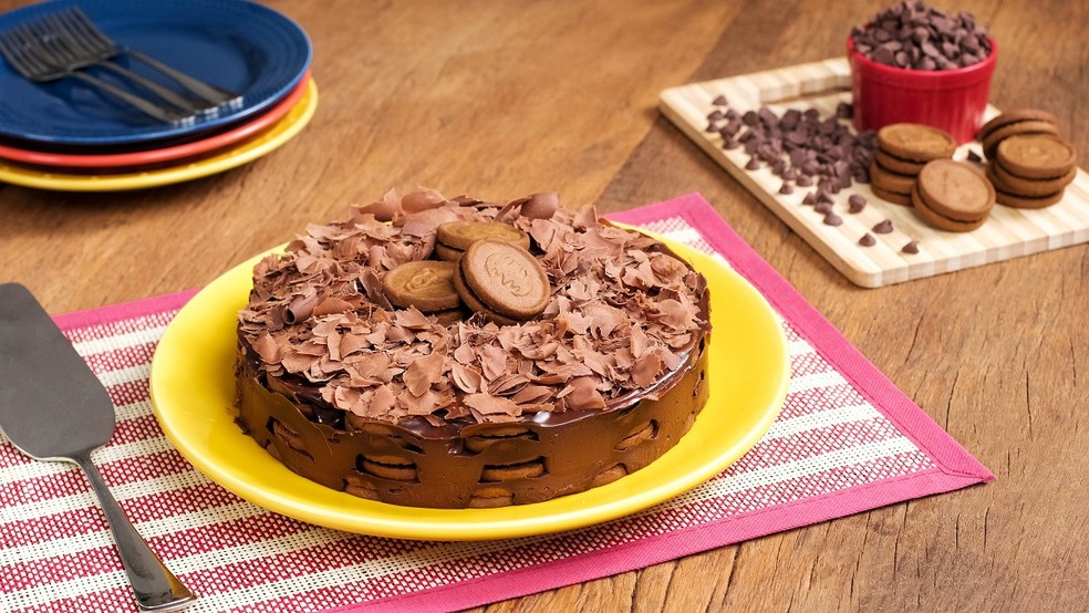 Finalize a torta de biscoitos com raspas de chocolate — Foto: Galo / Divulgação