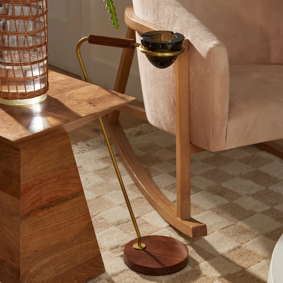 O cinzeiro de pé é uma peça elegante para ser usada ao lado da poltrona  — Foto: Houseplant / Reprodução