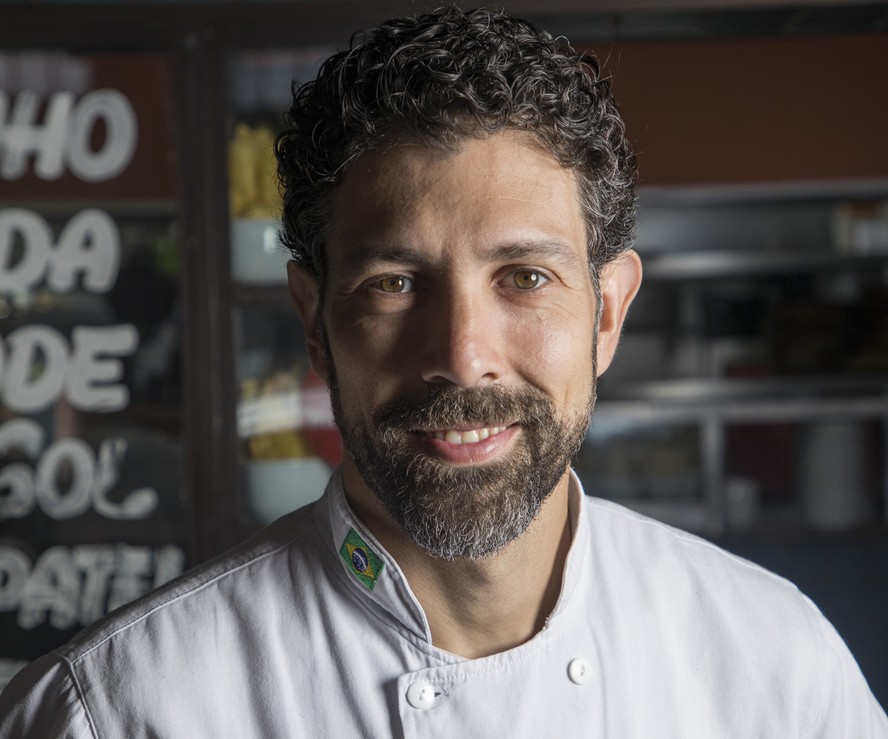 O brasileiro Rodrigo Oliveira, chef dos restaurantes Mocotó e Balaio IMS, tem uma parceria há 7 anos com a empresa aérea KLM, da Holanda