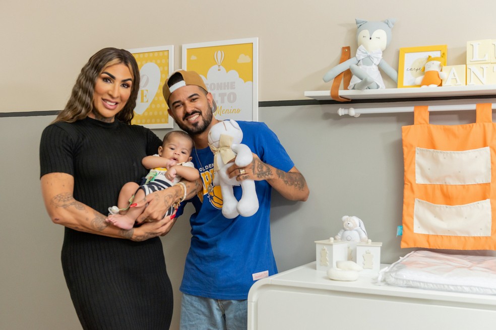 A cantora Pepita com o marido, Kayque Nogueira, mostra o quarto do seu primeiro filho, Lucca Antonio — Foto: Grão de Gente / Divulgação