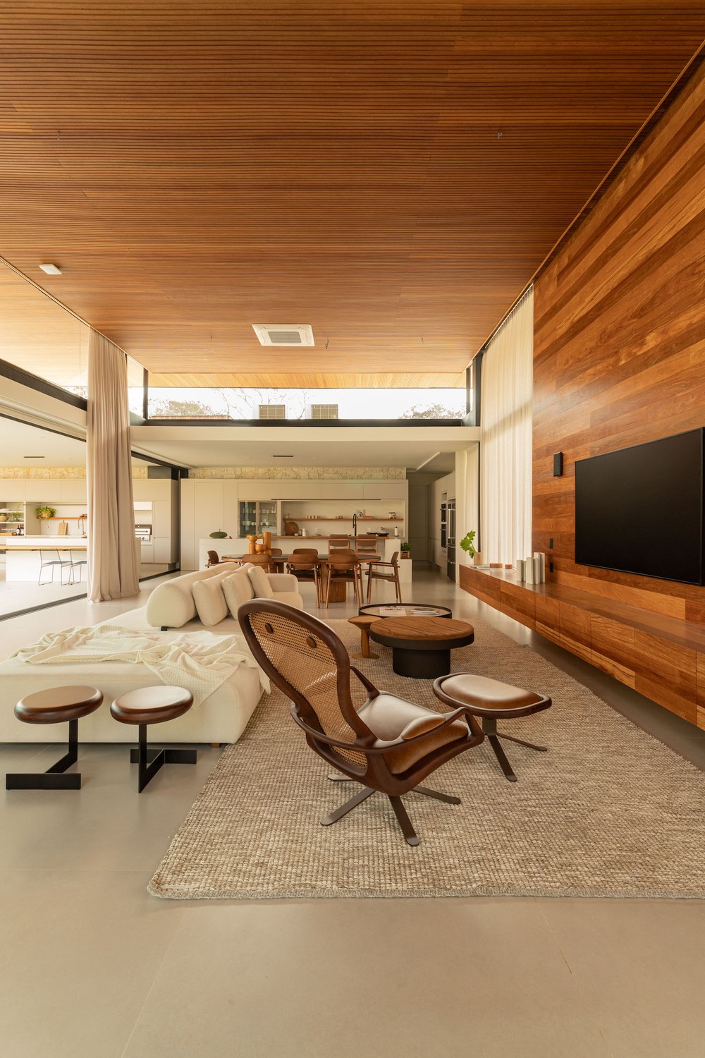 Casa no interior prioriza design leve para valorizar o verde ao redor