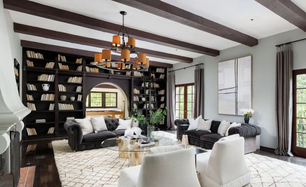Johnny Galecki vende mansão em Los Angeles por R$ 60 milhões