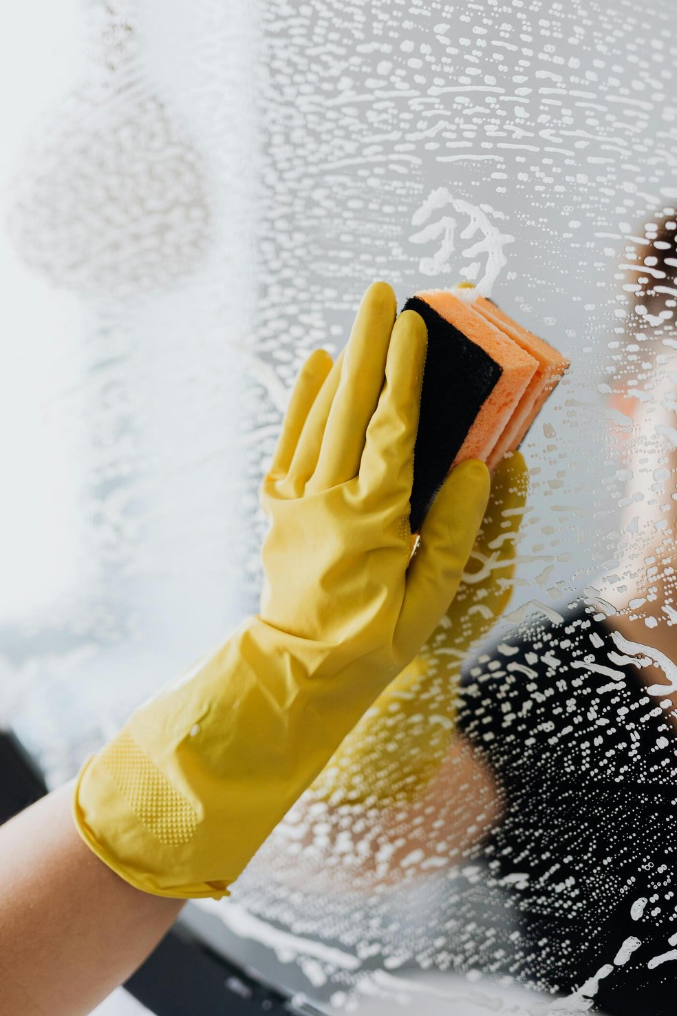 A limpeza deve ser realizada de forma frequente, pelo menos uma vez por semana, para evitar acúmulo de sujeira e impedir que manchas se tornem permanentes. — Foto: Pexels/Kaboompics.com/Creative Commons